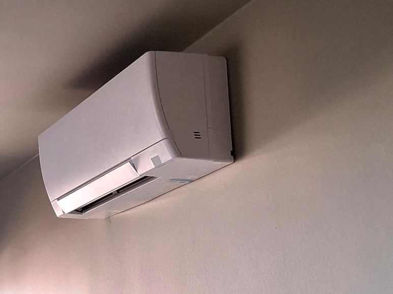 Wit airco-binnentoestel