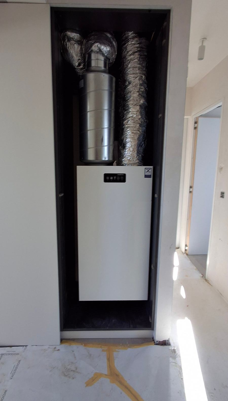 Ventilatietoestel ingebouwd in een kolomkast