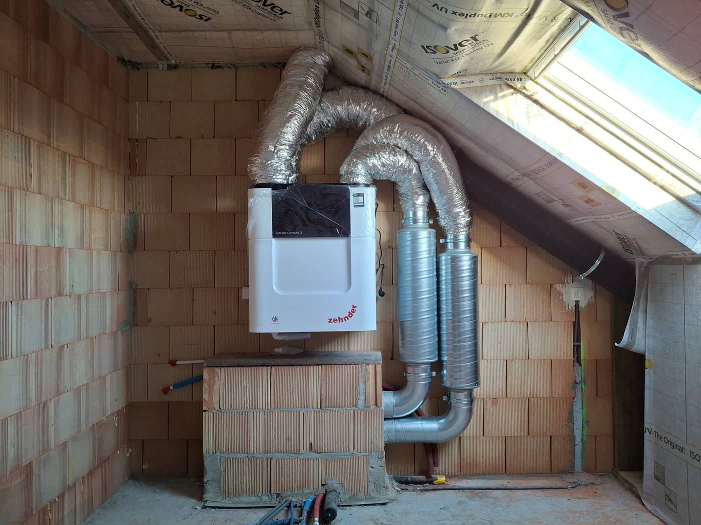 Zehnder-ventilatietoestel met kanalen in een woning