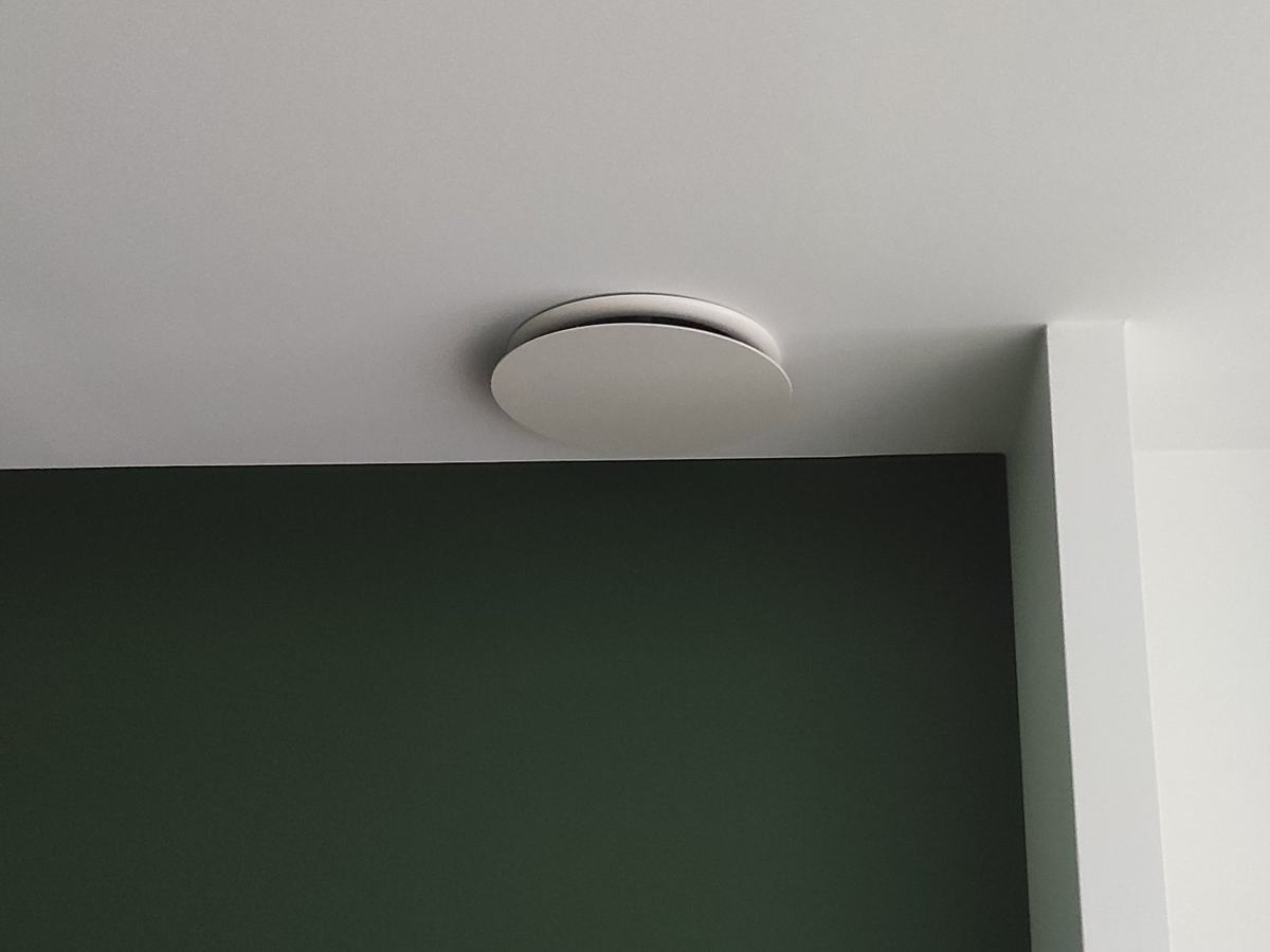 Afgewerkt ventiel in een plafond
