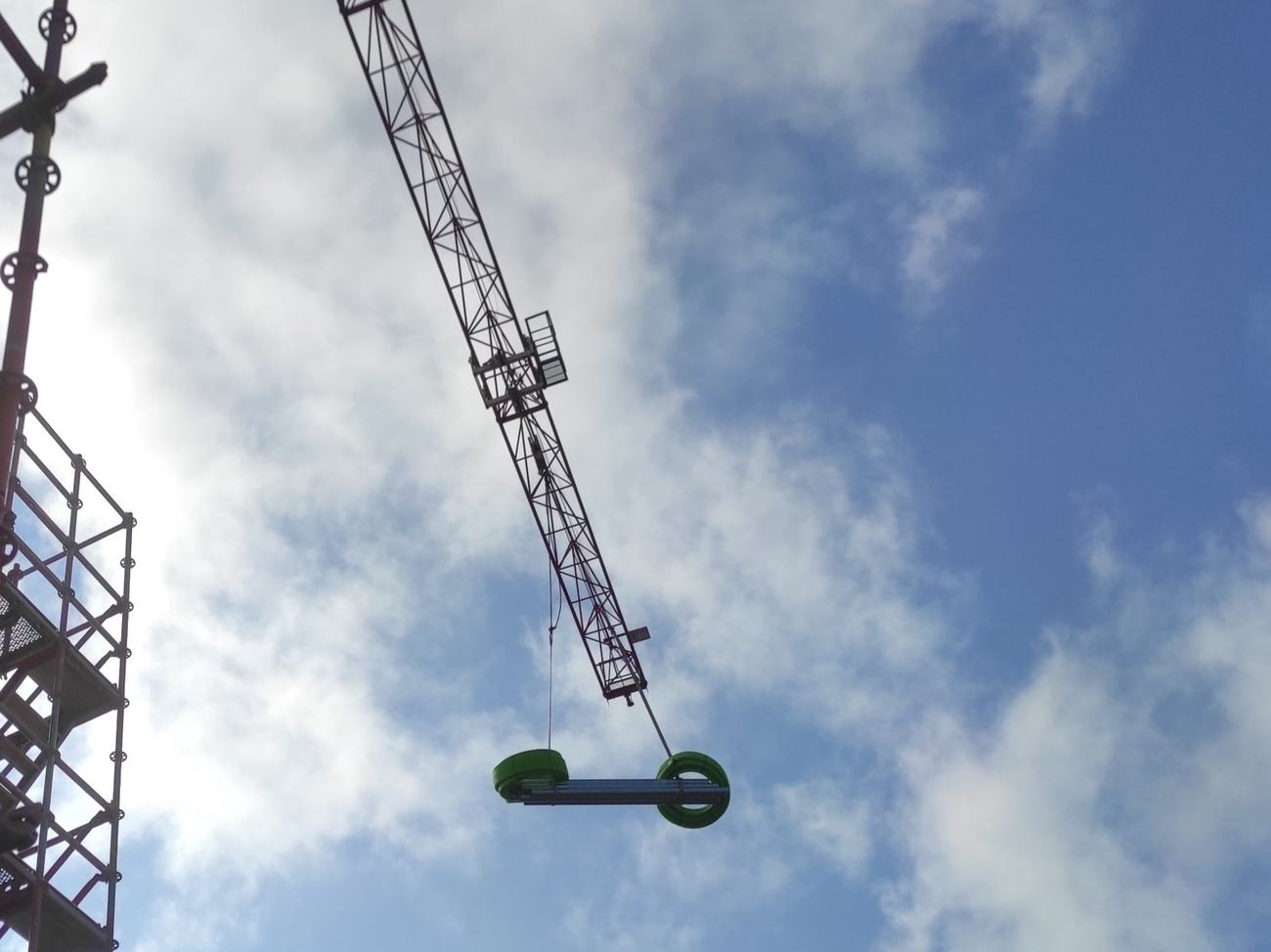 Ventilatiekanalen worden met de bouwkraan naar boven gehesen