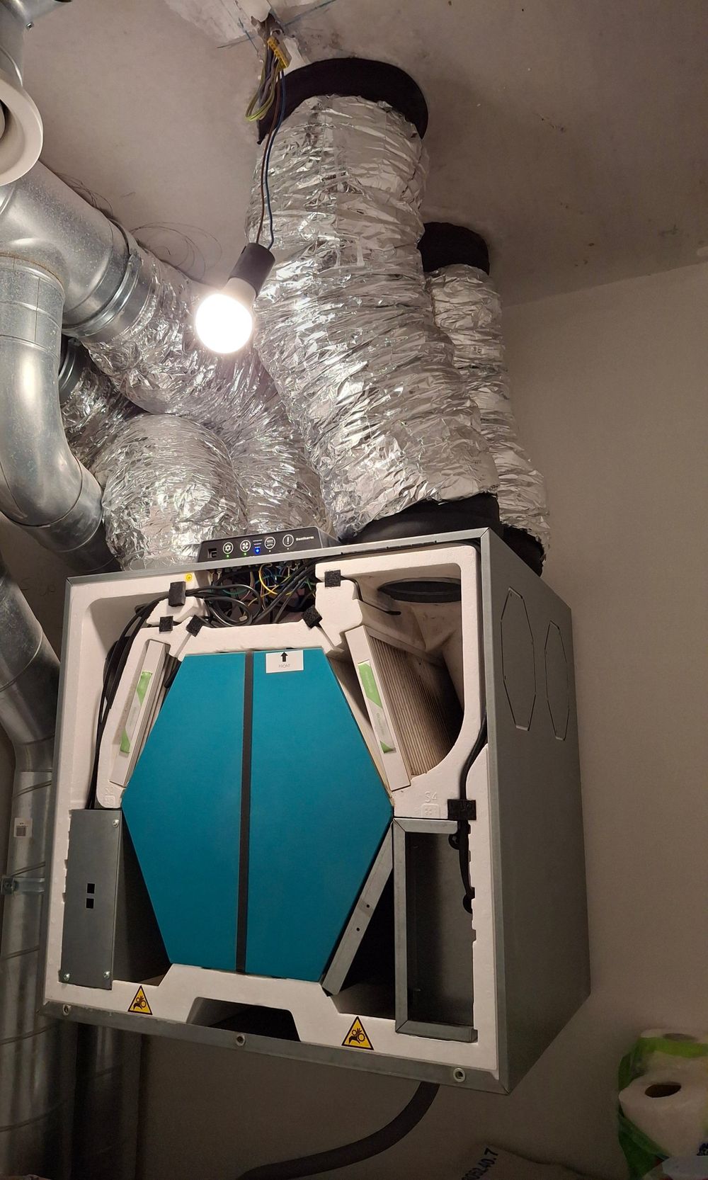 Geopend ventilatietoestel met filters en warmtewisselaar